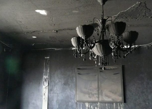 Состояние стен и потолков в квартире после пожара

