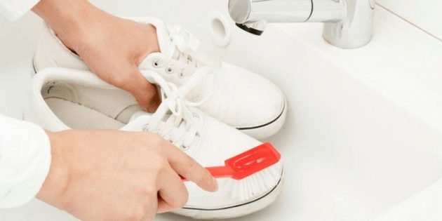 Как стирать белые кроссовки