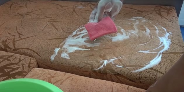 Втирайте чистящее средство в диван.
