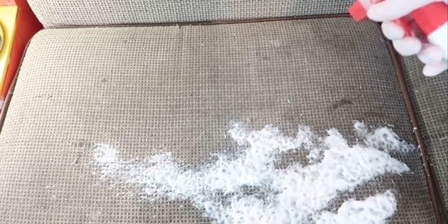 Распределите чистящее средство на диване.
