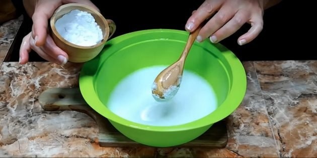 Растворите лимонный сок и пищевую соду в воде.