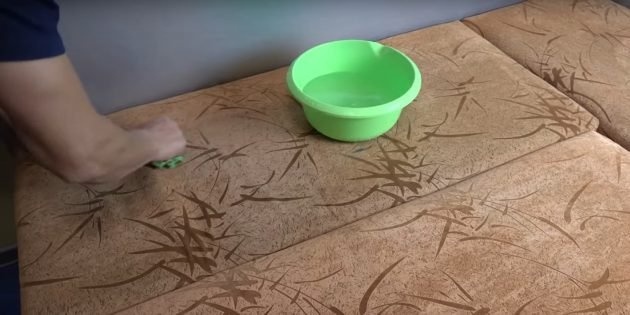 Протрите диван влажной тряпкой.
