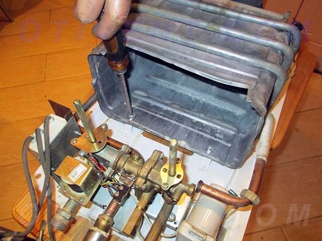 Откручивание винтов крепления катушки
