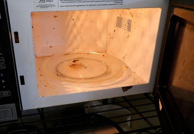 Как быстро очистить микроволновую печь
