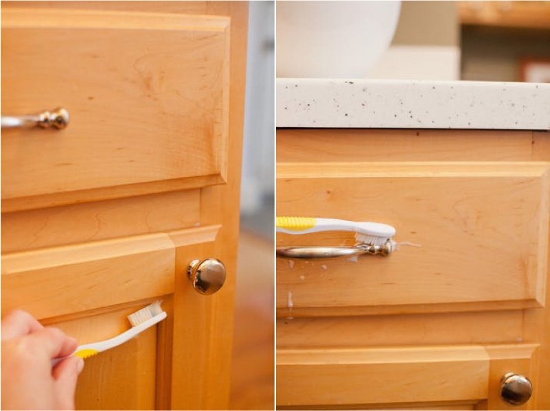 Чистите деревянную кухню зубной щеткой
