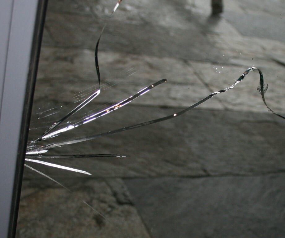 фото разбитого стеклопакета
